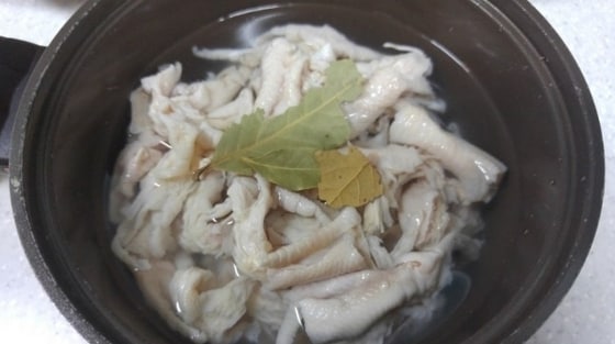 다이어트와 관절 건강에 좋은 닭발을 활용한 '닭발 수프'는 입맛이 까다로운 비만 고양이들의 특별 간식이 될 수 있다.(사진 네이버 블로거 '오지랑 차돌이의 달콤공간')ⓒ News1