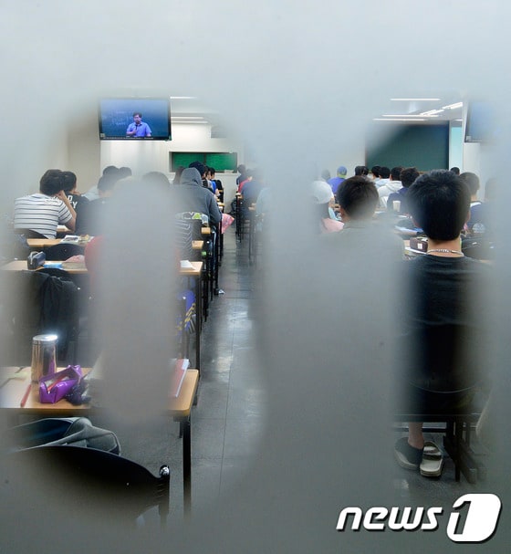 서울 노량진의 한 공무원 고시학원에서 취업준비생들이 공부를 하고 있는 모습.. /뉴스1 ⓒ News1 신웅수 기자