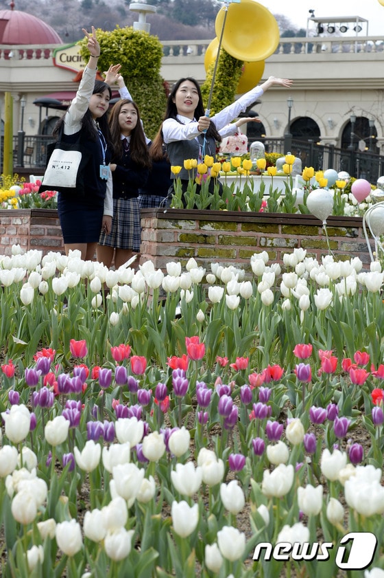 용인 에버랜드를 찾은 대학생들이 꽃을 배경으로 스마트폰 셀카를 찍는 모습. 기사와 무관. ⓒ News1
