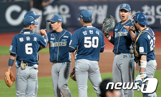 17일 오후 경기도 수원시 장안구 kt위즈파크에서 열린 2016 프로야구 타이어뱅크 KBO리그 kt위즈와 NC 다이노스의 경기에서 승리를 거둔 NC 선수들이 기뻐하고 있다. NC는 이날 11대1로 승리하며 창단 이래 최다 연승을 거뒀다. 2016.6.17/뉴스1 ⓒ News1 이재명 기자