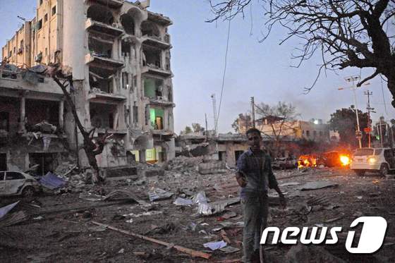 이슬람 무장세력 알샤바브의 공격을 받은 소말리아 앰배서더 호텔. ⓒ AFP=뉴스1