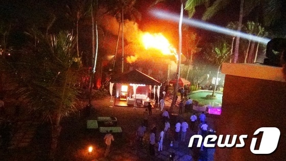 1일(현지시간) 오후 스리랑카 함반토타의 샹그릴라 호텔 리조트 개소식에서 화재가 발생해 이 행사에 참석했던 마이트라팔라 시리세나 대통령이 긴급 대피했다. 사진은 당시 화재가 난 호텔 리조트 내 오두막 건물. ⓒ AFP=뉴스1