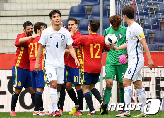 1일 오후(현지시간) 오스트리아 잘츠부르크 레드불 아레나(Redbull Arena)에서 열린 대한민국과 스페인의 축구 국가대표 평가전에서 파브레가스가 두번째 골을 넣자 홍정호와 기성용, 골키퍼 김진현이 아쉬워하고 있다. 2016.6.2/뉴스1 ⓒ News1 안은나 기자
