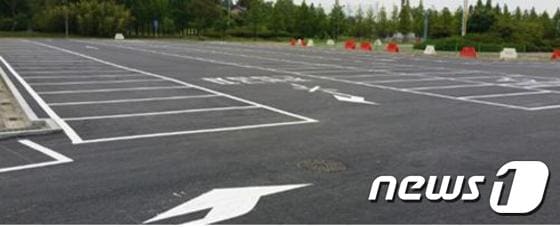 전주시가 월드컵경기장 중앙광장에 186면의 주차장을 추가로 조성했다.(전주시제공)2016.6.20/뉴스1ⓒ News1