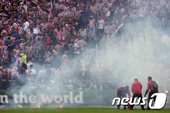 2016 유럽축구선수권(유로 2016)이 기대 이하의 경기력, 훌리건, 잔디 상태 등으로 실망스러운 모습을 보이고 있다. 사진은 홍염이 경기장으로 날아든 지난 18일 스타드 조프루아 기샤르에서 열린크로아티아와 체코전. ⓒ AFP=News1