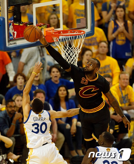 클리블랜드 캐벌리어스 르브론 제임스(오른쪽)가 20일(한국시간) 열린 NBA 7차전에서 골든스테이트 워리어스 스테판 커리의 슛을 블록하고 있다.ⓒ AFP=News1
