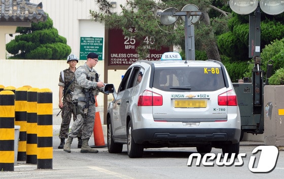 전북 군산시 미군공군기지에서 근무자들이 출입차량을 확인하고 있다. /뉴스1 ⓒ News1