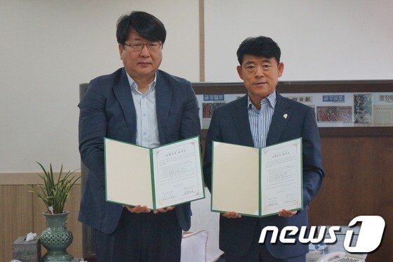 왼쪽부터 민상기 입학처장, 오현일 대전동산고 교장ⓒ News1