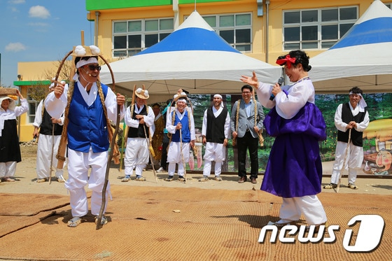 지난해 열린 등금쟁이 축제 모습./사진제공=울진군ⓒ News1 2016.6.22/뉴스1
