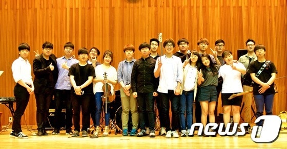 22일 울산혜인학교 장애 학생들을 위해 재능 기부 공연을 마련한 유니스트라. ⓒ News1