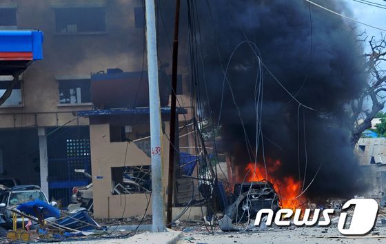 소말리아 수도 모가디슈 호텔에서 폭탄 공격 및 총기 난사가 발생해 최소 14명의 사망자가 발생했다.ⓒ AFP=뉴스1