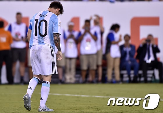 아르헨티나의 리오넬 메시가 27일(한국시간) 미국 뉴저지주 이스러퍼드의 메트라이프 스타디움에서 열린 칠레와의 2016 남미축구선수권대회(2016 코파 아메리카 센테나리오) 결승전 승부차기에서 실축 후 고개를 숙이고 있다. ⓒ AFP=News1