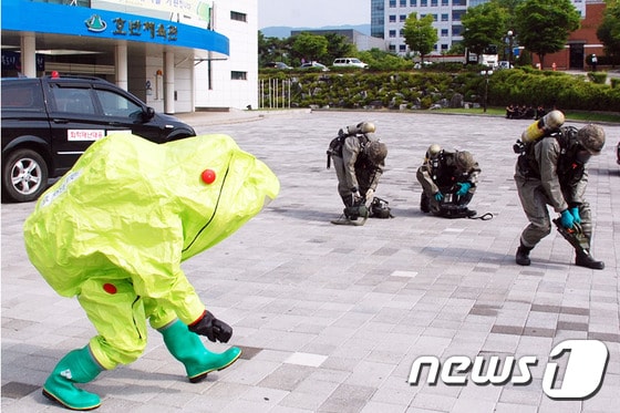 합동 대테러 훈련을 실시하는 육군 2군단 화생방대대원들의 모습. (육군2군단 제공) 2016.6.27/뉴스1ⓒ News1