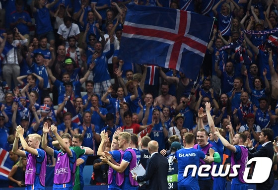 아이슬란드가 많은 이들의 예상을 깨고 28일(한국시간) 잉글랜드를 2-1로 이기면서 2016 유럽축구선수권대회 8강에 진출했다. ⓒ AFP=News1