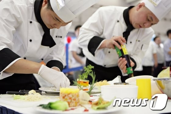 삼성웰스토리 중국법인의 현지인 조리사들이 블랙박스 경진대회 부문에 참가해 새로운 메뉴를 조리하고 있다.(에버랜드 제공)ⓒ News1