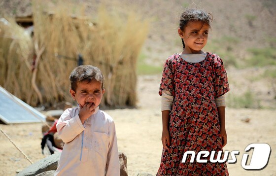 내전으로 인해 집을 떠나 대피소에서 살고 있는 예멘 아동들. ⓒ AFP=뉴스1
