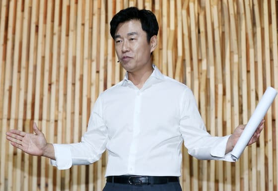 이영돈 PD가 30일 오후 서울 중구 필동 코쿤홀에서 진행된 '㈜이영돈TV 출범 기자간담회'에 참석해 새로운 미디어 컨텐츠에 대해 프리젠테이션 하고 있다.2016.6.30 스타뉴스/뉴스1