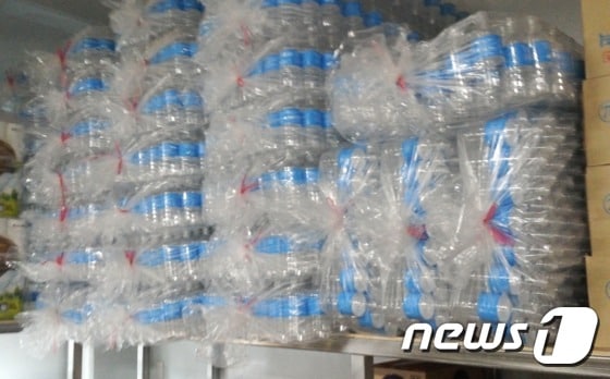 동래경찰서는 5일 플라스틱 빈병에 정수기 물을 담아 새 제품인것 처럼 속여 생수를 판매한 혐의로 유흥주점 운영자 19명을 무더기 검거했다고 밝혔다. 창고에 보관중이던 재활용 생수들.(부산 동래경찰서 제공)ⓒ News1