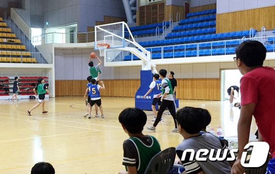 청소년 길거리 농구대회 부안지역 예선전이 4일 전북 부안군 스포츠파크 실내체육관에서 열린 가운데 참가한 선수들이 경기를 펼치고 있다. 청소년 길거리 농구대회는 부안․정읍․고창지역 청소년들을 대상으로 지역별 예선을 거쳐 11월 중 정읍실내체육관에서 결선대회가 열린다. ⓒ News1 김대홍 기자