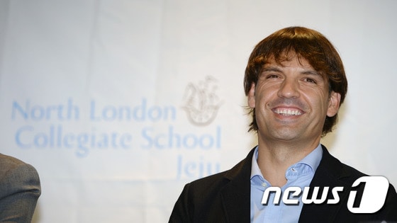 페르난도 모리엔테스 전 레알 마드리드 선수가 7일 오후 서울 한남동 스페인대사관에서 열린 '레알 마드리드 재단 캠퍼스 체험 프로그램 기자회견'에서 환하게 웃고 있다.2016.6.7/뉴스1 ⓒ News1 이동원 기자