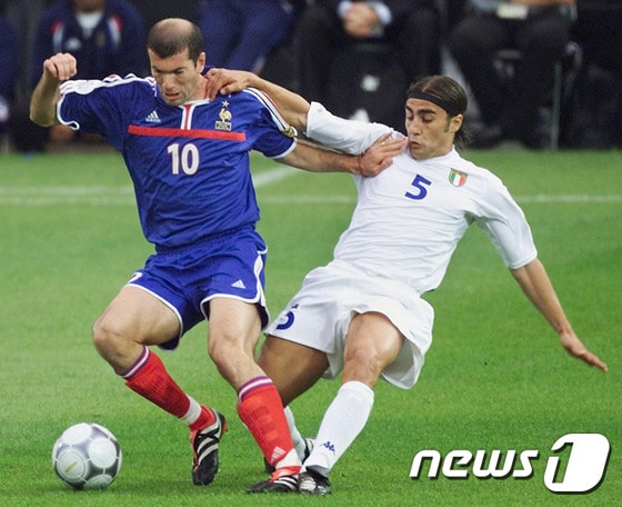 초창기 레프 야신부터 2000년 대회의 지네딘 지단(왼쪽)까지, 수많은 별들이 유럽선수권을 호령했다. ⓒ AFP=News1