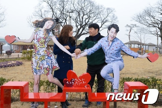 지난해 방영된 TV드라마 '괜찮아 사랑이야' 촬영지인 대구 달성군 화원동산에 마련된 포토존에서 관광객들이 사진촬영을 하고 있다./사진제공=대구 달성군ⓒ News1