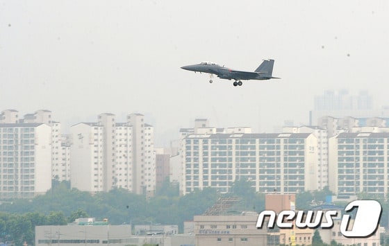경북도는 10일 도청 회의실에서 ‘K-2 민군복합커뮤니티센터 건립 타당성 조사 용역’ 최종보고회를 열고 사업 추진 필요성을 논의했다. 뉴스1