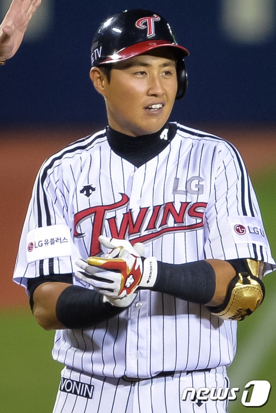 12일 서울 잠실야구장에서 열린 프로야구 '2016 타이어뱅크 KBO 리그' 한화 이글스와 LG 트윈스의 경기에서 7회말 2사 1, 2루 상황 LG 채은성이 2타점 역전 3루타를 날린 후 기뻐하고 있다. 2016.7.12/뉴스1 ⓒ News1 유승관 기자