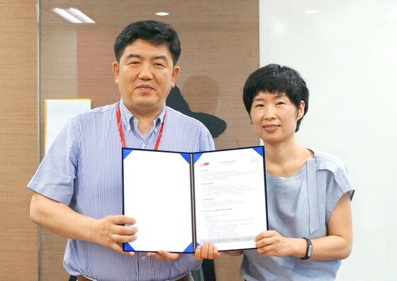 조원호 11번가 마트사업부장(왼쪽)과 이경숙 락앤락 커뮤니케이션본부 이사 / 사진 제공=락앤락 ⓒ News1