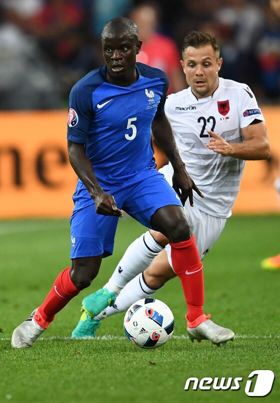 프랑스 대표팀 소속으로 유로2016에 참가했던 은골로 캉테가 결국 첼시 유니폼을 입는다. ⓒ AFP=News1