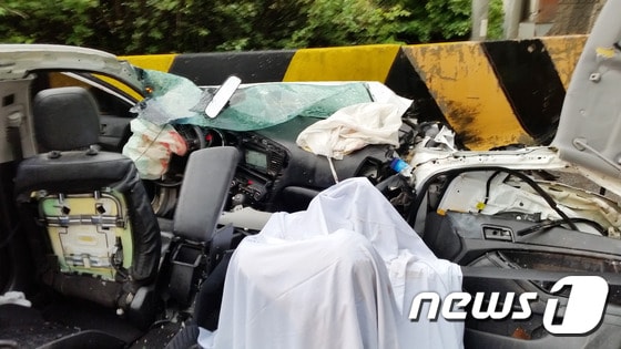 17일 오후 5시55분쯤 강원도 평창군 영동고속도로 봉평터널 입구(인천방향)에서 버스1대가 승용차 5대를 잇따라 추돌했다. 이 사고로 승용차 안에 타고 있던 탑승객 4명이 사망했다.(강원소방본부 제공)2016.7.17/뉴스1 ⓒ News1 정진욱 기자