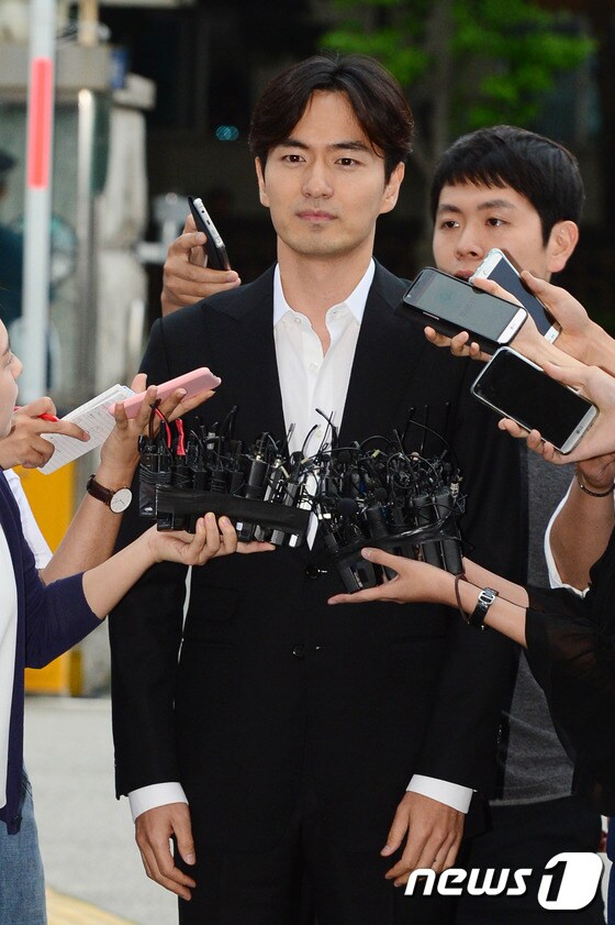 성폭행 혐의로 피소된 배우 이진욱이 피의자 신분으로 경찰 조사를 받기 위해 17일 오후 서울 강남구 개포동 수서경찰서에 들어서기 앞서 취재진의 질문에 답하고 있다. 서울 수서경찰서에 따르면 여성 A씨는 이씨로부터 성폭행을 당했다며 14일 경찰에 고소장을 접수했다. A씨는 지난 12일 오후 자신의 지인과 이씨와 함께 한 식사 자리 이후 이씨가 자신의 집으로 찾아와 성폭행했다고 주장한 것으로 알려졌다. 당시 술은 마시지 않은 상태였다고 경찰은 전했다. 2016.7.17/뉴스1 ⓒ News1 임세영 기자