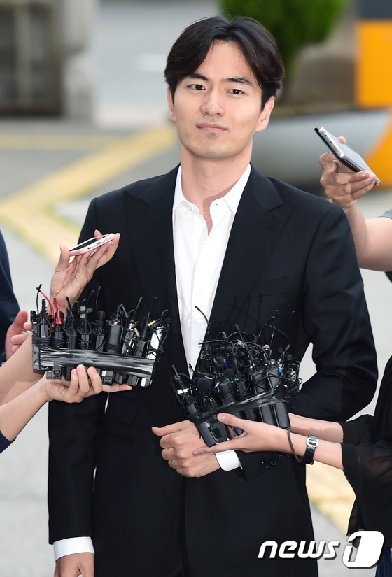 ‘성폭행 혐의’로 피소된 배우 이진욱(35)이 17일 오후 서울 수서경찰서로 조사를 받기 위해 출두하며 “얼굴이 알려졌다는 이유만으로 너무 쉽게 생각하는 것 같은데 무고는 큰 죄이다”며 “성실히 조사 받고 나오겠다”고 말했다. ⓒ News1 권현진 기자