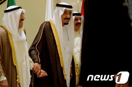 하마드 빈 이사 알칼리파 바레인 국왕(오른쪽)ⓒ AFP=뉴스1