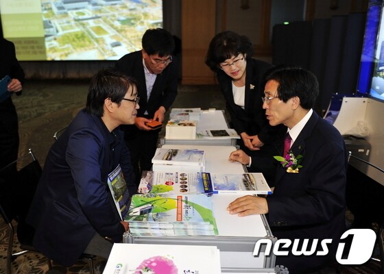 기업 유치에 나선 고윤환 경북 문경시장/사진제공=문경시 ⓒ News1