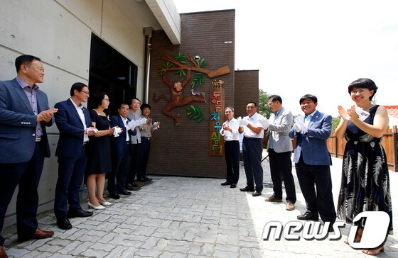 21일 전주동물원에서 열린 동물치유쉼터 개소식에서 김승수 전주시장이 김명지 전주시의회 의장, 양영환 복지환경위원장을 비롯한 시의회 복지환경위원회 소속 의원 등 참석자들이 박수를 치고 있다.(전주시 제공)2016.7.21/뉴스1 ⓒ News1 김춘상 기자