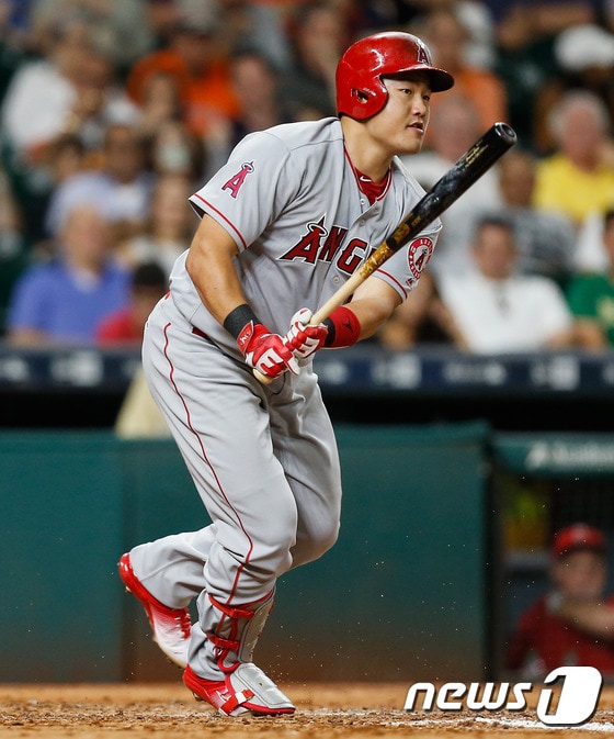 최지만(25·LA 에인절스)이 21일(한국시간) 미국 텍사스주 알링턴의 글로브 라이프 파크에서 열린 2016 메이저리그 텍사스 레인저스와의 경기에서 7회말 교체 출전했다. 이날 최지만은 9회말 선두타자로 나가 내야안타를 날렸다.ⓒ AFP=News1