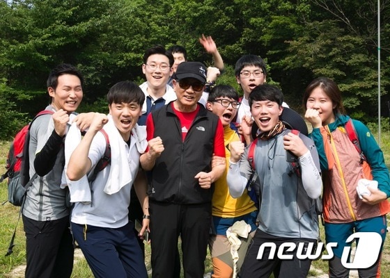 박삼구 금호아시아나그룹 회장이 신입 사원들과 함께 산행을 하며 스킨십 경영을 이어갔다. ⓒ News1