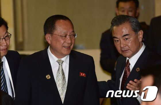 북한 리용호 외무상(좌측 2번째)과 중국 왕이 외교부장(우측)이 지난해 라오스 수도 비엔티안에서 동남아시아국가연합(ASEAN ·아세안) 연례 외무장관 회의 및 아세안 지역안보포럼(ARF)을 계기로 회담을 했다. ⓒ AFP=뉴스1 ⓒ News1 