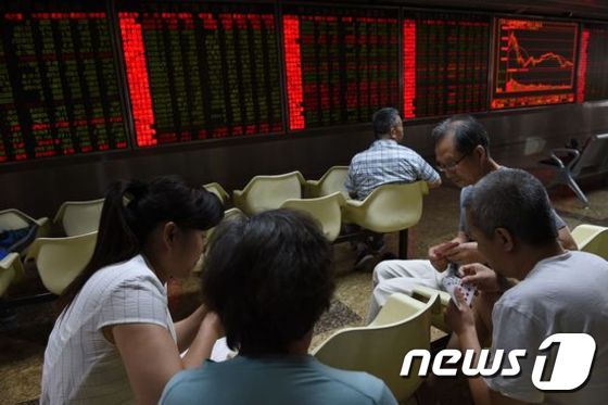 베이징의 한 증권사 객장ⓒAFP= News1