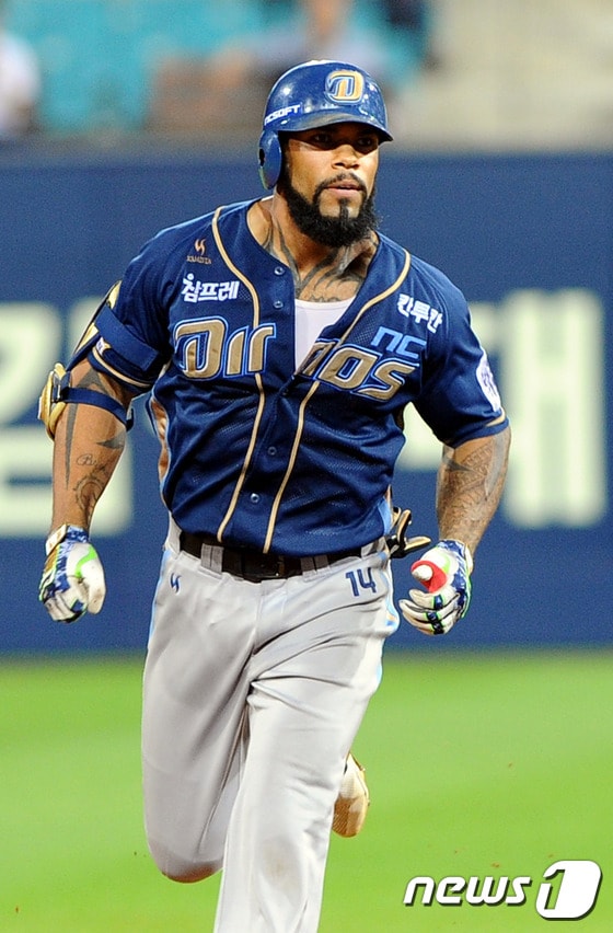 17일 일본 스포츠닛폰에 따르면 소프트뱅크가 한국 프로야구에서 활동 중인 외야수 에릭 테임즈(30)를 다음 시즌 새로운 외국인 선수 후보로 올려놨다.ⓒ News1 이종현 기자