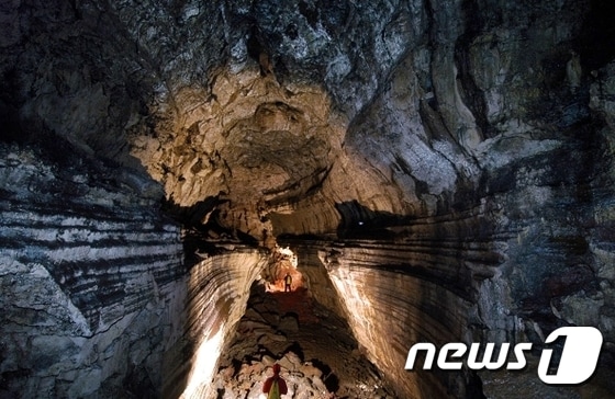 탐방객들이 만장굴에서 더위를 식히고 있다. (제주세계자연유산센터 제공) 2016.07.27 ⓒ News1