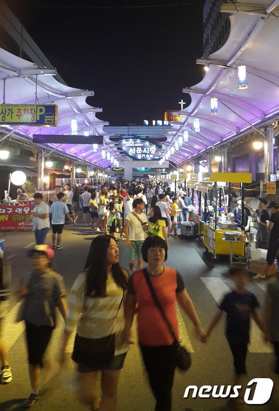 대구 서문시장·칠성시장 야시장이 동절기 휴장을 마치고 본격 운영에 들어갔다. 사진은 서문야시장. ⓒ 뉴스1 자료 사진