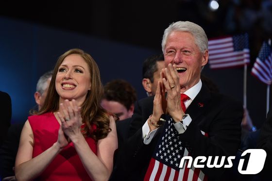  첼시 클린턴과 빌 클린턴 전 미국 대통령. ⓒ AFP=뉴스1 ⓒ News1 최종일 기자
