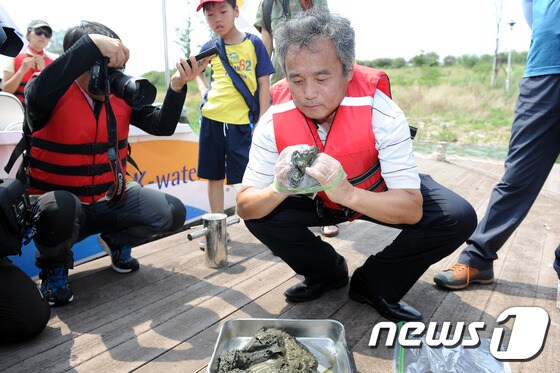 29일 오후 광주 남구 승촌보 일원 영산강 본류에서 박창근 4대강조사위원회 위원장이 채취한 영산강 토양을 검사를위해 채취봉투에 담고 있다. 2016.7.29/뉴스1 ⓒ News1 황희규 기자