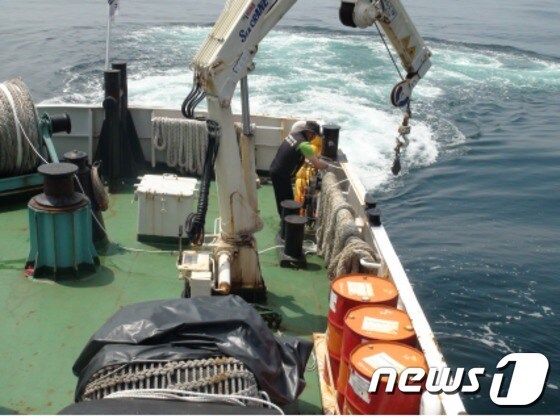 제주도 연안에서 이뤄지는 저염분수 모니터링 모습. (사진제공=제주도) ⓒ News1