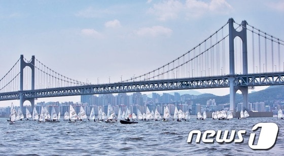 광안리 해수욕장 위 광안대교와 요트. ⓒ News1 DB