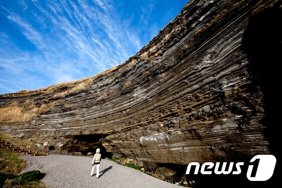 세계지질공원이자 국가지질공원인 제주시 한경면 고산리 수월봉 전경. ⓒ News1