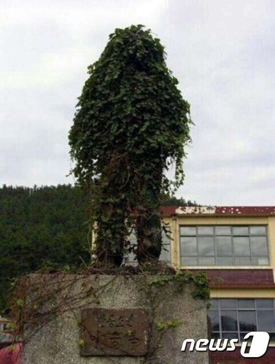 넝쿨에 뒤덮인 이승복 동상 (오늘의 유머 캡처) ⓒ News1