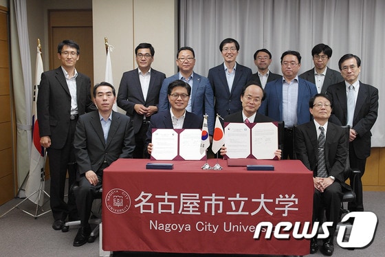 충남대와 일본나고야시립대학 관계자들이 자매대학 협정식을 갖고 기념사진 촬영을 하고 있다. ⓒ News1